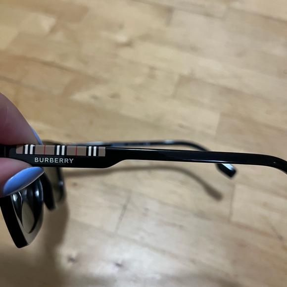 Burberry sunglasses black frame - Picture 2 of 3